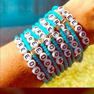 Bracelets arm kisses 💋